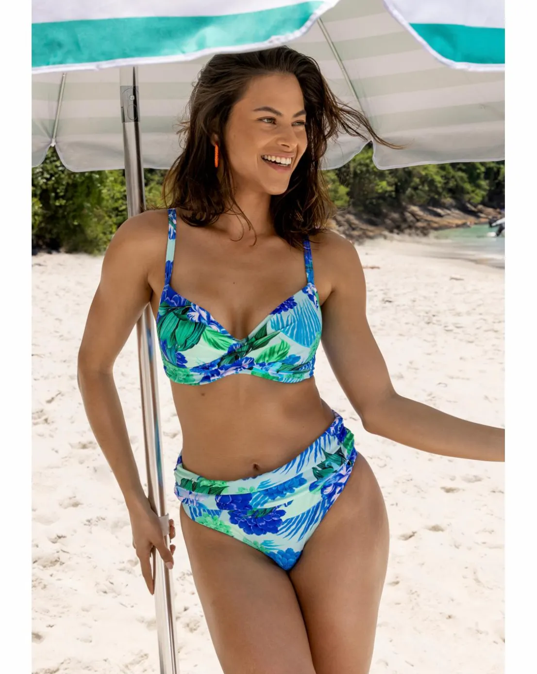 Pour Moi Free Spirit Wired Twist Front Lightly Pad Bikini Top Aqua Tropic